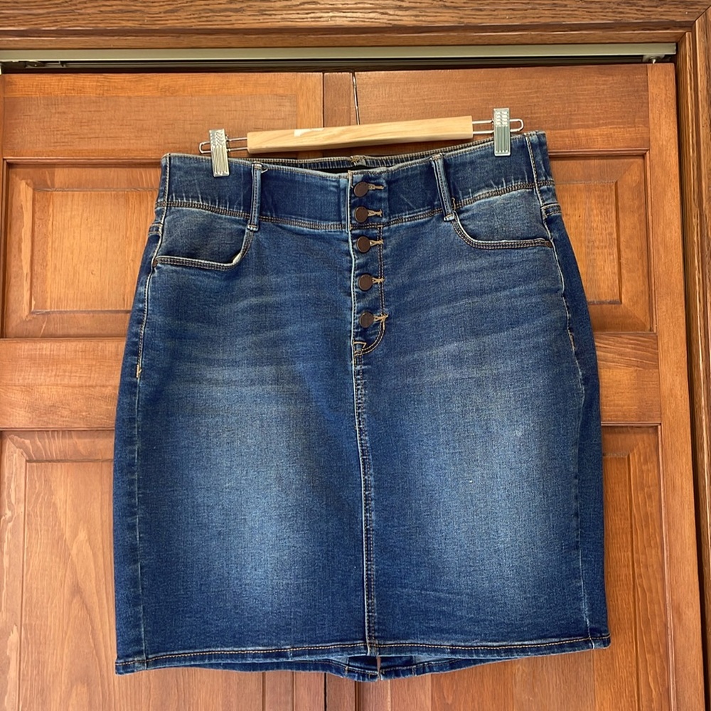 Apt 9 mini jean skirt size 14